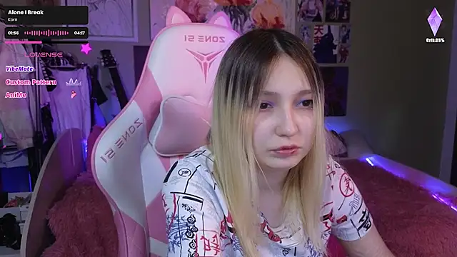 Snapshot of Evie_Ro chatting on December 10, 2024, 2:05 am Evie Ro online show from December 10, 2024, 2:05 am