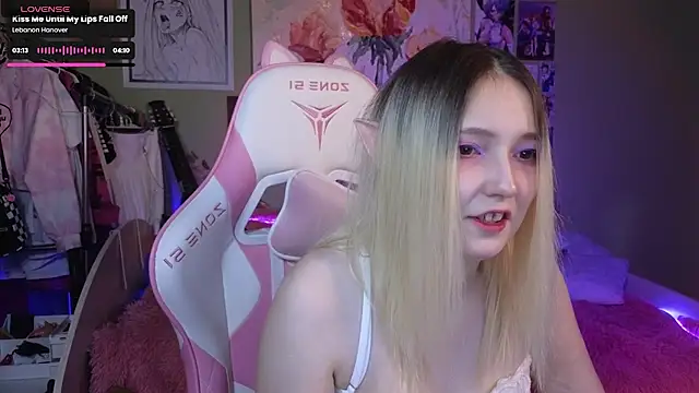 Snapshot of Evie_Ro chatting on December 10, 2024, 8:38 pm Evie Ro online show from December 10, 2024, 8:38 pm