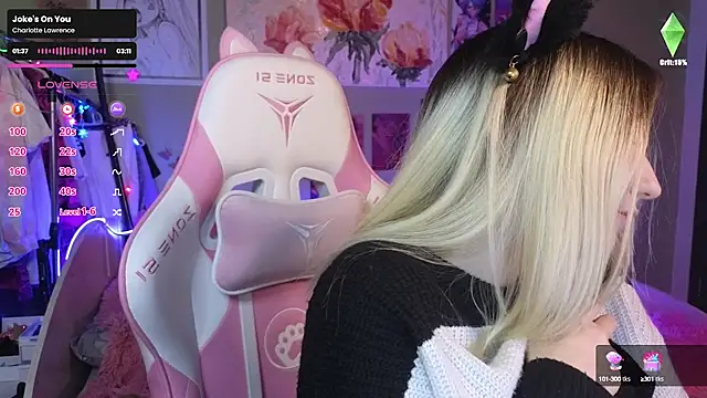 Snapshot of Evie_Ro chatting on December 12, 2024, 8:32 pm Evie Ro online show from December 12, 2024, 8:32 pm