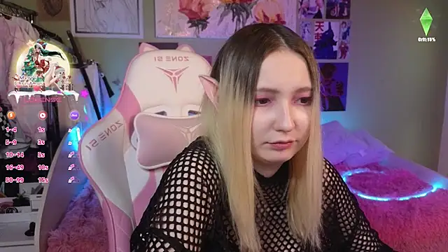 Snapshot of Evie_Ro chatting on December 19, 2024, 11:03 pm Evie Ro online show from December 19, 2024, 11:03 pm