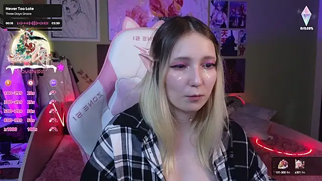 Snapshot of Evie_Ro chatting on December 22, 2024, 12:50 am Evie Ro online show from December 22, 2024, 12:50 am