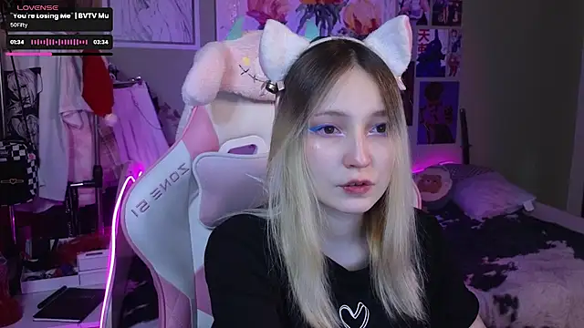 Snapshot of Evie_Ro chatting on January 6, 2025, 8:39 pm Evie Ro online show from January 6, 2025, 8:39 pm