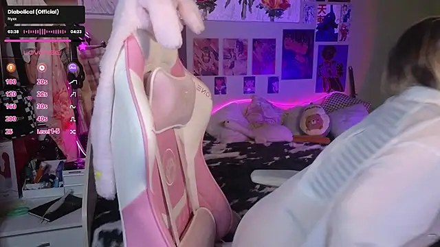 Snapshot of Evie_Ro chatting on January 8, 2025, 3:19 am Evie Ro online show from January 8, 2025, 3:19 am