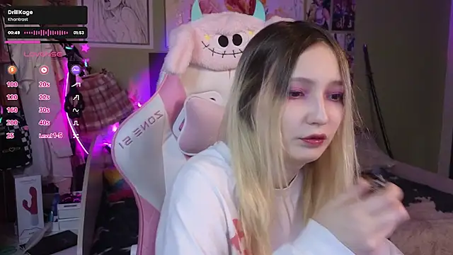 Snapshot of Evie_Ro chatting on January 9, 2025, 10:52 pm Evie Ro online show from January 9, 2025, 10:52 pm