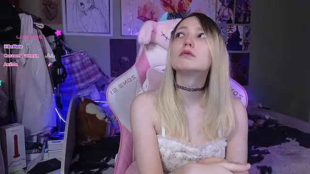 Snapshot of Evie_Ro chatting on January 14, 2025, 10:34 pm Evie Ro online show from January 14, 2025, 10:34 pm