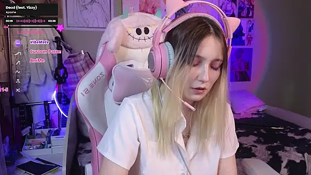 Snapshot of Evie_Ro chatting on February 8, 2025, 3:30 am Evie Ro online show from February 8, 2025, 3:30 am