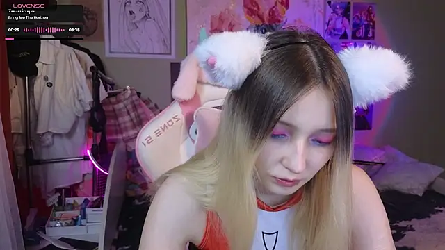 Snapshot of Evie_Ro chatting on February 12, 2025, 8:29 pm Evie Ro online show from February 12, 2025, 8:29 pm