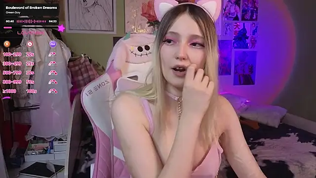 Snapshot of Evie_Ro chatting on February 18, 2025, 4:15 am Evie Ro online show from February 18, 2025, 4:15 am