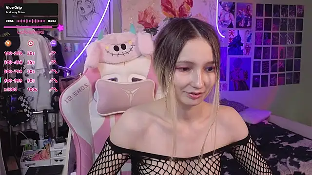 Snapshot of Evie_Ro chatting on March 3, 2025, 10:38 am Evie Ro online show from March 3, 2025, 10:38 am