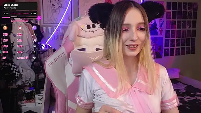 Snapshot of Evie_Ro chatting on March 19, 2025, 12:04 am Evie Ro online show from March 19, 2025, 12:04 am