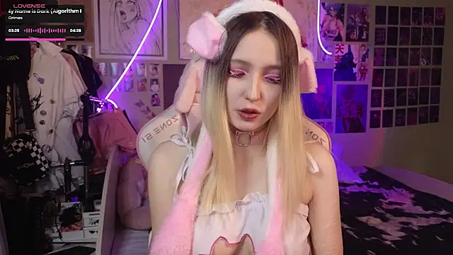 Snapshot of Evie_Ro chatting on March 19, 2025, 7:06 pm Evie Ro online show from March 19, 2025, 7:06 pm