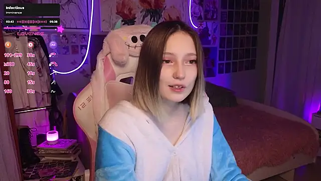 Snapshot of Evie_Ro chatting on September 24, 2025, 10:46 pm Evie Ro online show from September 24, 2025, 10:46 pm