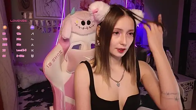 Evie Ro online show from April 4, 2026, 9:45 pm