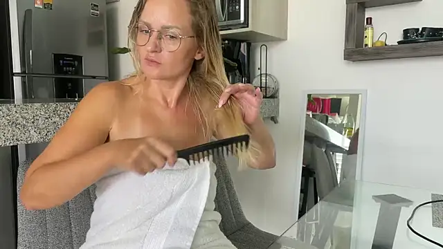 Snapshot of mommy_nadin chatting on March 5, 2025, 7:49 pm mommy nadin online show from March 5, 2025, 7:49 pm