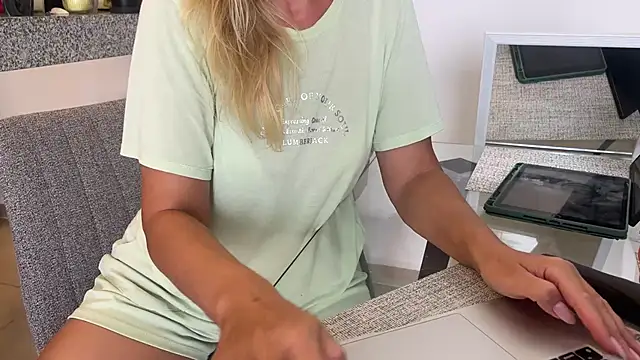 Snapshot of mommy_nadin chatting on March 7, 2025, 9:48 pm mommy nadin online show from March 7, 2025, 9:48 pm